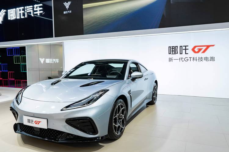 惠州117哪吒汽车在智能汽车领域的表现，领途汽车在新能源汽车市场中的影响力